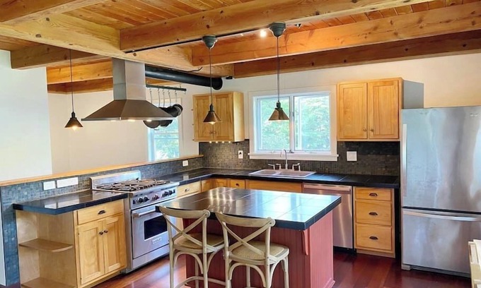 Moscow House | Beautiful 4 Bed Home in a Tranquil, Ideal Setting