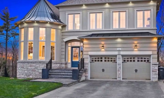 Brampton House | Beautiful 4 Bedroom Home, Large Ravine Backyard.