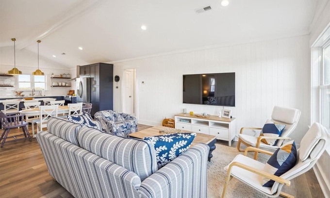 Nags Head House | Beautiful 4 bedroom home right across the street from the beach in Nags Head!
