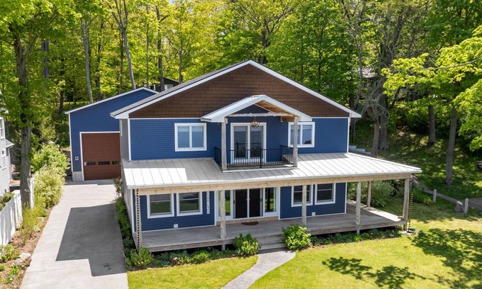 Whitehall House | Beautiful 4-Bedroom Lakefront Home with dock on White Lake, Whitehall, MI