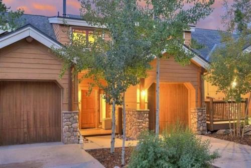 Four O'Clock House | Beautiful 4 Bedroom Townhome Near Snowflake Lift In Breckenridge