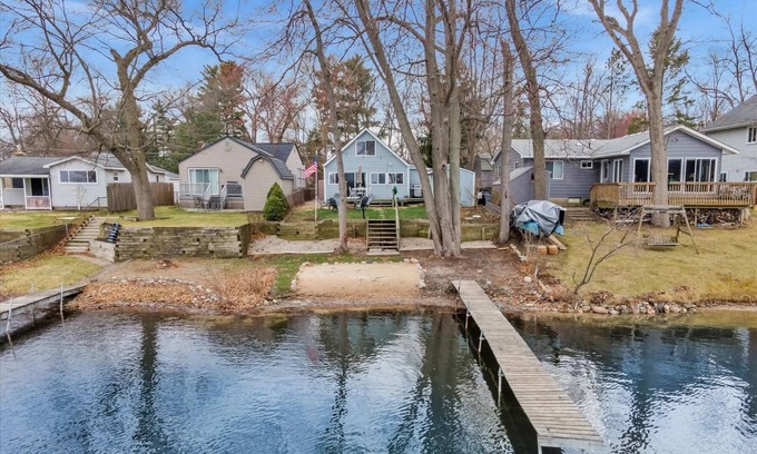 Oxbow House | Beautiful 4-bedroom Lake Front Cottage with HOT TUB & rentable BOAT
