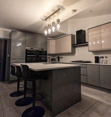 Levenshulme House | Beautiful 5 Bedroom Home Sleeps 12 people in Manchester