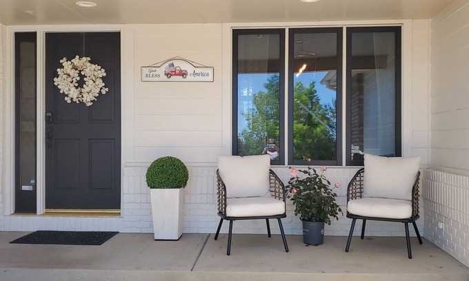 Windsor House | Beautiful 5 bedroom (sleeps 12) home with mountain views