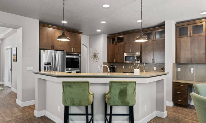 Meridian House | Beautiful 6 bed home in Fall Creek- Sleeps 14 w/community pool-Pet friendly!