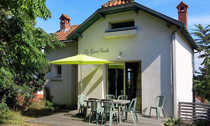 La Tranche-sur-Mer Apartment | Beautiful apartment for 5 guests with TV, terrace, pets allowed and parking