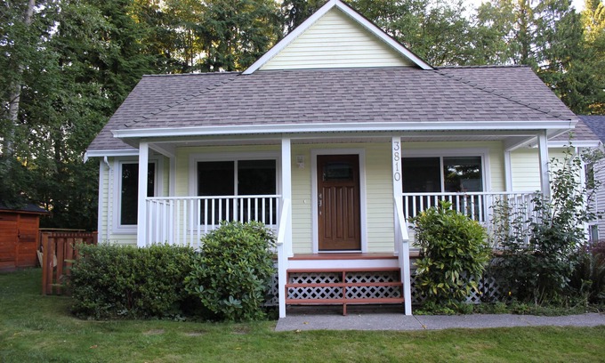 Deep Cove House | Beautiful and cozy furnished house by the north shore mountains and Deep Cove