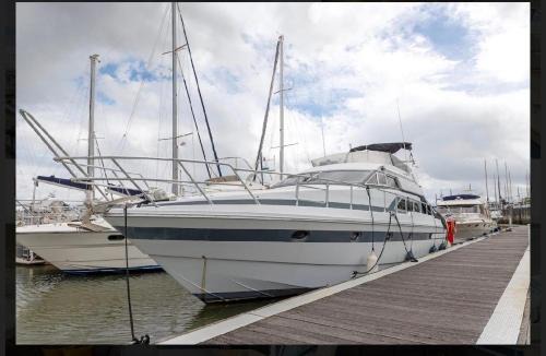 Parque das Nacoes Boat Rental | Beautiful and magnific yacht