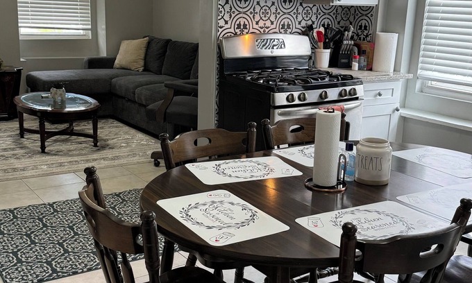 Pilsen Apartment | Beautiful and stylish 1 bedroom apartment in the heart of Pilsen "CASA PILSEN"