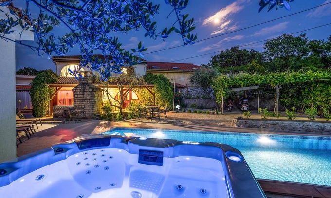 Rasopasno House | Beautiful and unique vacation home with many amenities in Rasopano.
