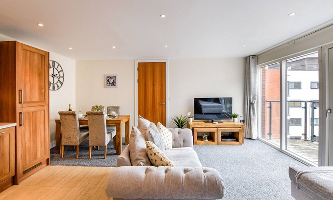 Castle Apartment | Beautiful Apartment, 5 minute walk to City or Beach, Private Underground Parking