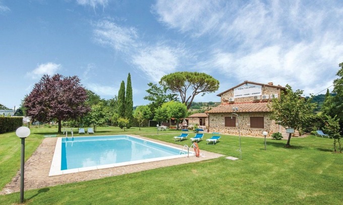 Poggiarello Villa | Beautiful apartment in villa for 4 guests with pool, A/C and TV, close to Siena