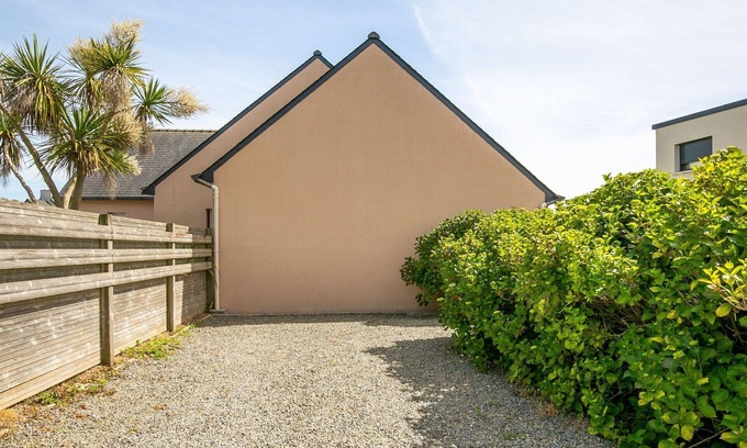 Plougonvelin Apartment | Beautiful apartment for 2 people with WIFI, TV, patio, pets allowed, panoramic view and parking