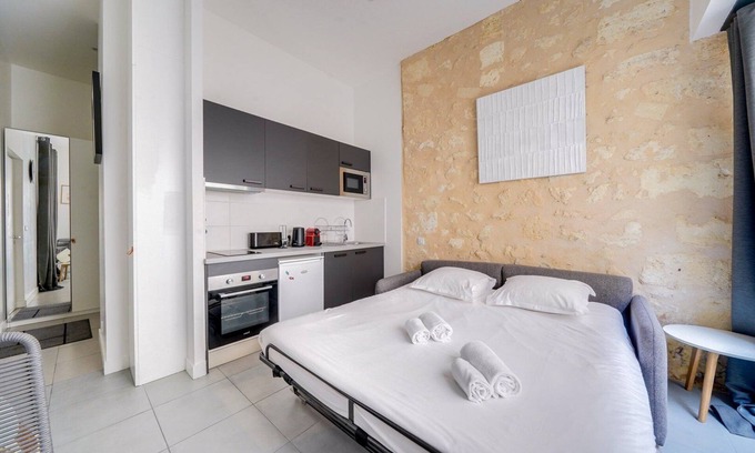 Meriadeck Apartment | Beautiful apartment Bordeaux with private terrace