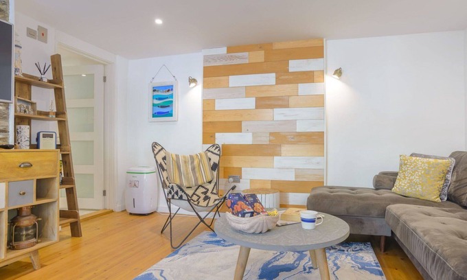 Trebarwith Apartment | Beautiful apartment for 4 people with WIFI, TV, patio and pets allowed