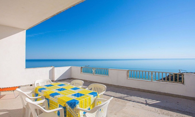 Peschici Apartment | Beautiful apartment for 7 guests with WIFI, TV, terrace and pets allowed