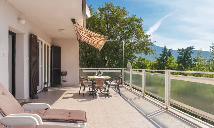 Povile Apartment | Beautiful apartment for 6 people with WIFI, A/C, TV, terrace, pets allowed and parking