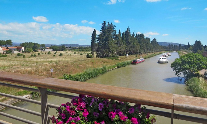 Azille Apartment | Beautiful apartment for 5 people with WIFI, pool, TV, terrace, pets allowed and parking