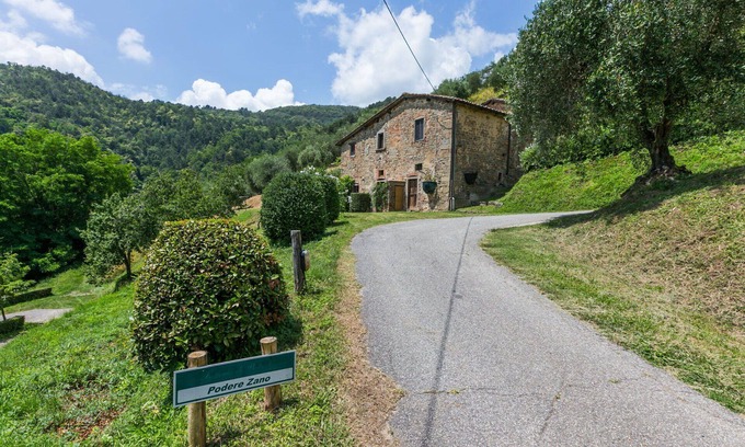 Pescia Apartment | Beautiful apartment for 6 people with pool, WIFI, TV, patio and pets allowed