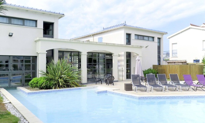 Saint-Palais-sur-Mer Apartment | Beautiful apartment for 6 people with hot tub, WIFI, pool, TV, balcony and pets allowed