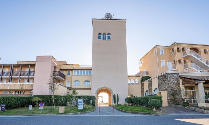 Le Dramont Apartment | Beautiful apartment for 6 people with pool, WIFI, TV, patio and pets allowed