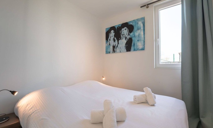 Bredene House | Beautiful apartment in villa for 4 guests with WIFI, A/C, TV, terrace and pets allowed