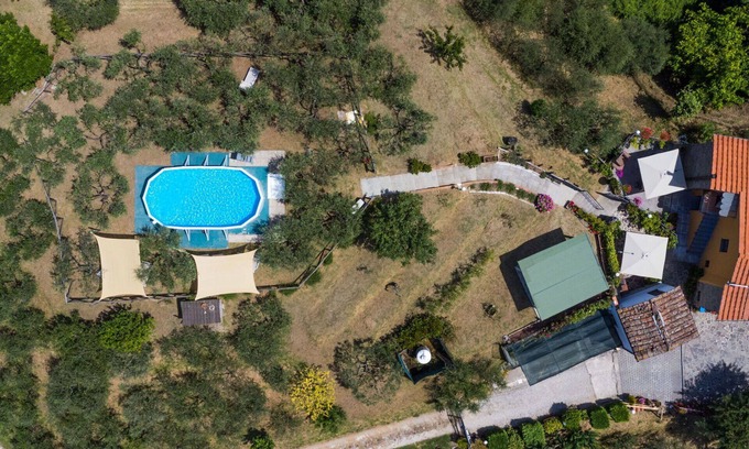 Pescia House | Beautiful apartment in villa for 6 guests with WIFI, pool, TV and terrace