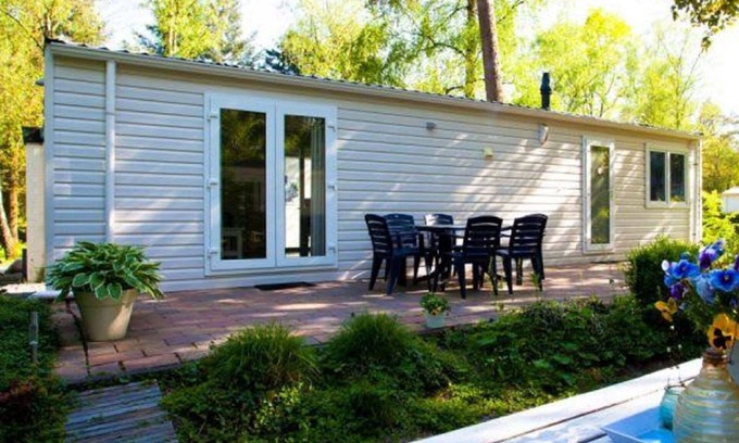 Noordoostelijk van Schaarsbergen House | Beautiful apartment in villa for 4 guests with WIFI, pool, TV and terrace