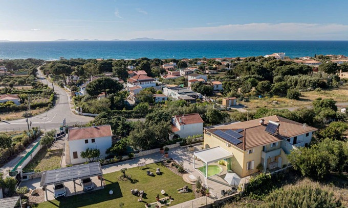 Eden Beach Villa | Beautiful apartment in villa for 5 people with A/C, WIFI, pool, TV and patio