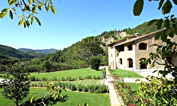 Dicomano Apartment | Beautiful apartment for 5 people with WIFI, pool, TV and pets allowed
