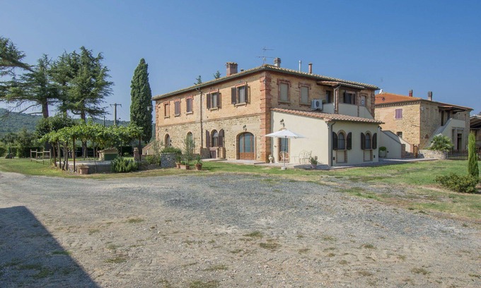 Pomarance Villa | Beautiful apartment in villa for 12 people with WIFI, A/C, TV, patio and pets allowed
