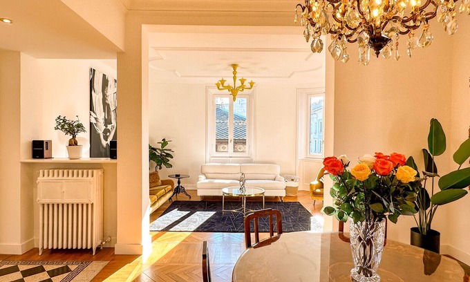 Como City Centre Apartment | Beautiful Apartment: Luminous and Serene in the Heart of Historic Como