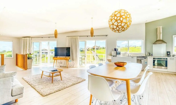 Karkari Peninsula House | Beautiful architecturally & interior designed home. 5 min walk to the beach.