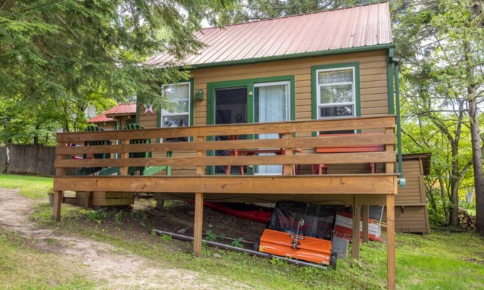 Inlet Cottage | Beautiful Artisan Crafted House Just Steps Away from the Beautiful 4th Lake!