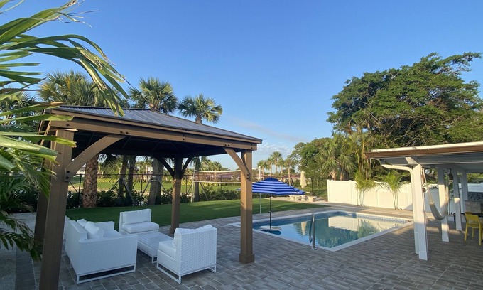 Pompano Beach House | Beautiful Backyard with BBQ area and Swimming Pool