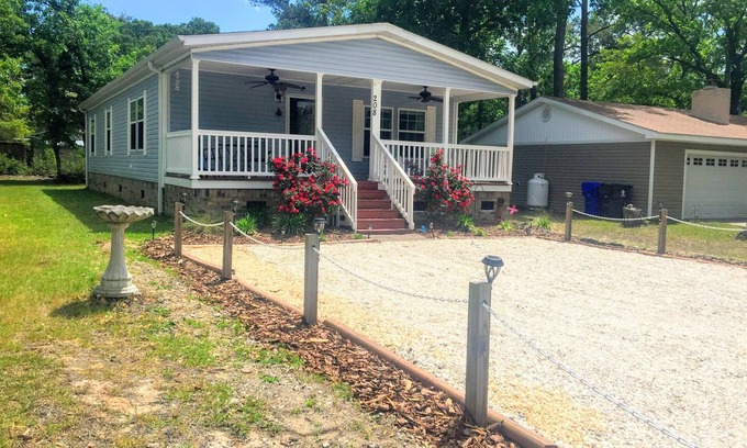 Tranquil Harbour House | Beautiful Beach Getaway! Walk to Beach! Sleeps 6.
