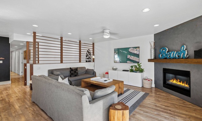 Santa Ana Heights House | Beautiful beach house 1 house from the sand, AC, Parking, Bikes, and Beach Gear!