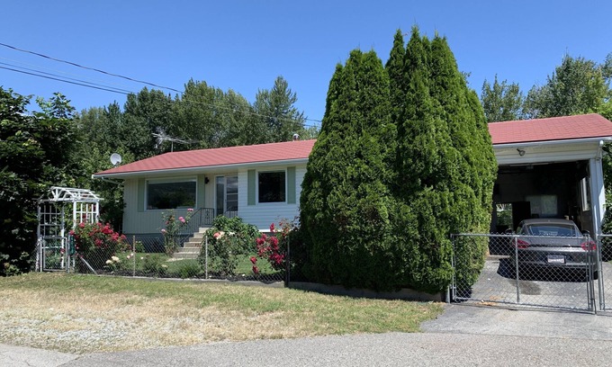 Central Okanagan House | Beautiful Beach House, Family fun!