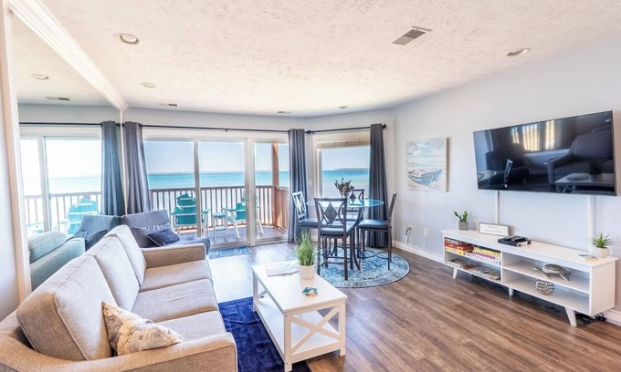 Traverse City Condo | Beautiful Beachfront Condo: Hemingway East 216