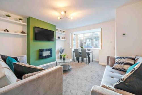 Birmingham House | Beautiful Birmingham 4 Bed Home - Weekly & Monthly Bookings