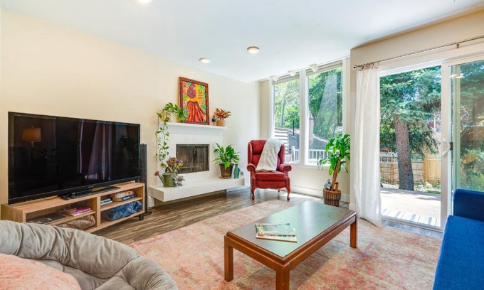 Lower Arapahoe House | Beautiful Boulder Townhome Walk to CU and Pearl St!