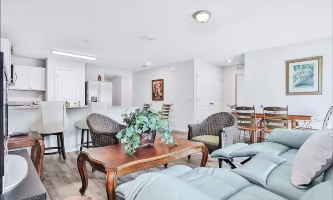 Indian Trails House | Beautiful Bracken Lane Bungalow