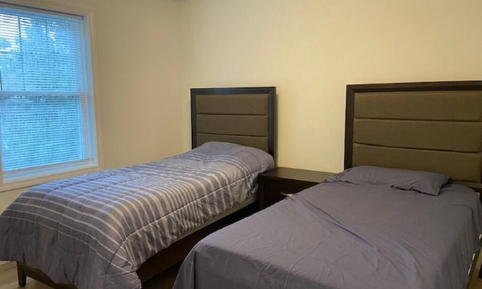 Warwick House | Beautiful brand new 2 bedroom Duplex near Oakland Beach