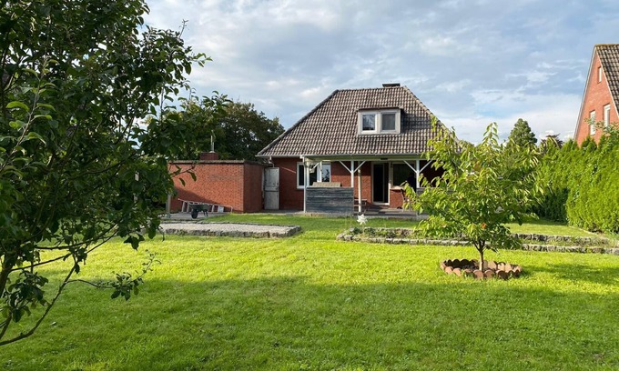 Emden House | Beautiful bungalow with dike view near the sea dike