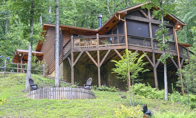 Tarheel Cabin | Beautiful cabin 5 min to Murphy, screened in deck with gas fire pit & hot tub