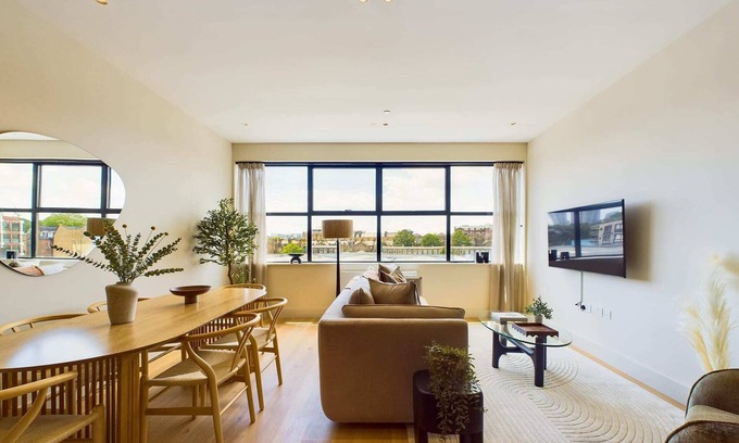 Camden Town Apartment | Beautiful Camden Town Apartment with Balcony