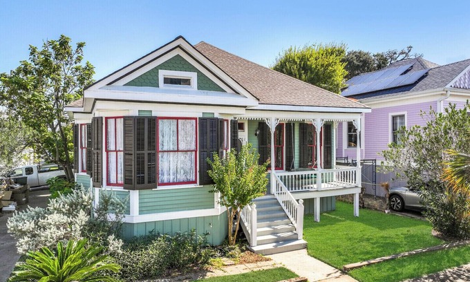 Galveston House | Beautiful Carriage House Apartment.Near Beach,UTMB, Cruise Port, Strand-sleeps 4