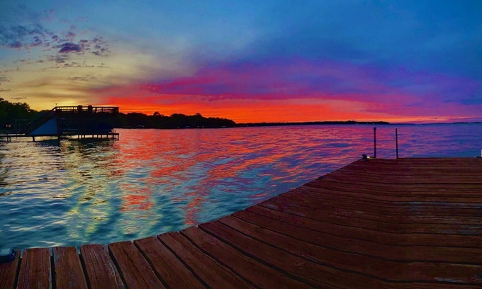 Tool Cottage | Beautiful Cedar Creek Lake Romantic Cottage Lakeside