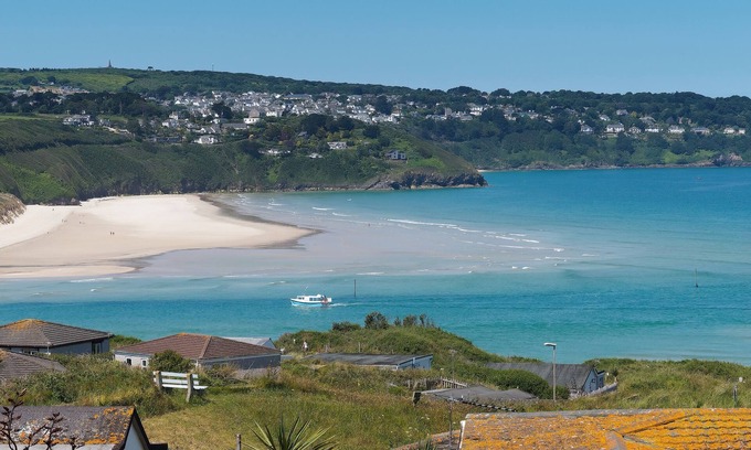 Hayle Ski Chalet | Beautiful chalet with panoramic views of the sea. 2 minutes walk from the beach.