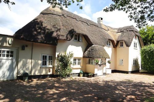 Wimborne House | Beautiful Character 5 Bedroom Dorset Thatched Cottage - Great Location - Garden - Parking - Fast WiFi - Smart TV - Newly decorated - sleeps up to 10! Only 18 mins drive to Sandbanks Beach! Close to Bournemouth & Poole